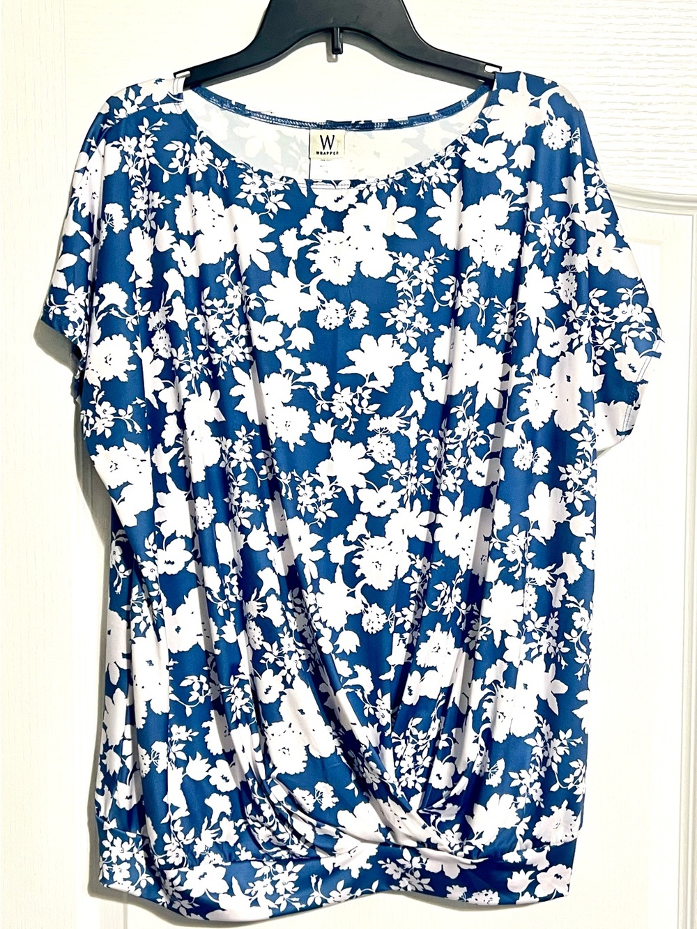 NWT Women’s Blue and White Floral Blouse Wrapper 1X